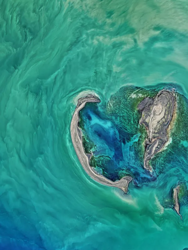 Turquoise coastal waters and sand islands seen from above
